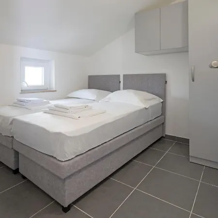 Apartmani Lovren Novalja Exterior foto