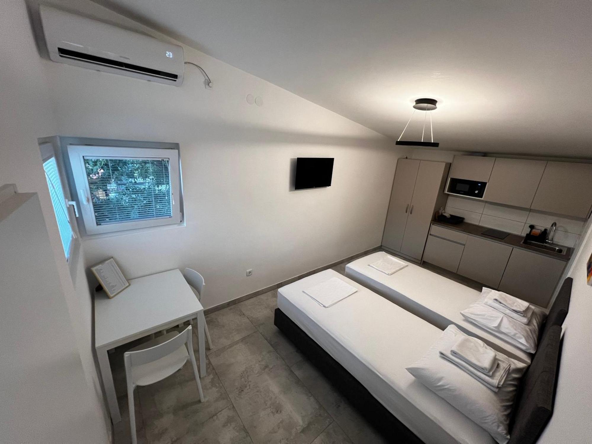 Lovren Apartment Novalja